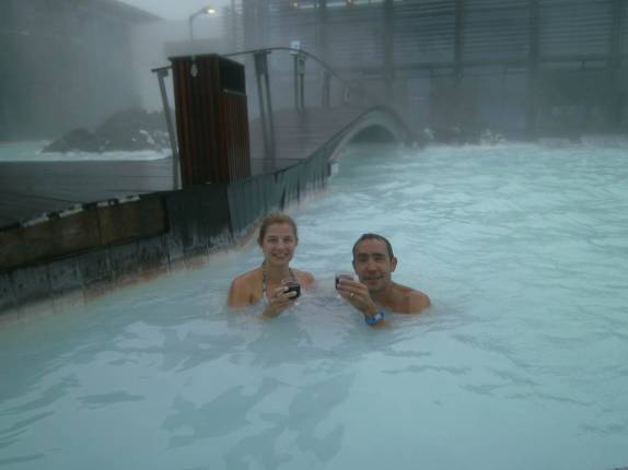 Tomando vinho na Blue Lagoon, na região de Reykjavik, capital da Islândia